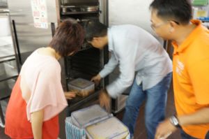 參與「食物回收計劃」的食肆會將廚餘分類及冷藏，待膳心連的同事前來回收。
