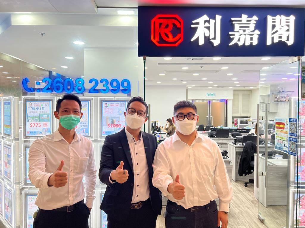 領凱高層三房套租16,000元 外區客「真盤源」覓盤 發現心水單位即承租 利嘉閣地產皇牌屋苑日出康城分行市務經理趙洛民(Phillip)表示,該行旗下精英高級物業顧問蘇賜熹(James undefined