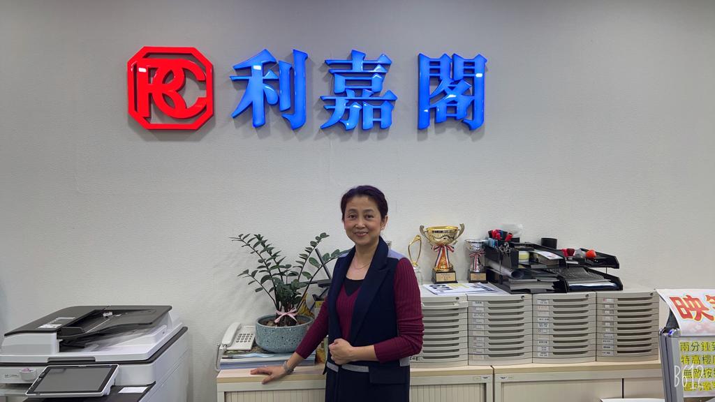 牽晴間低層戶525萬易手 十六年升值近4倍 真盤源承諾增買家信心 利嘉閣地產皇牌屋苑牽晴間分行(B組)高級經理羅富欽(Arthur)表示,該行精英物業顧問黃少群(Chris)新 undefined