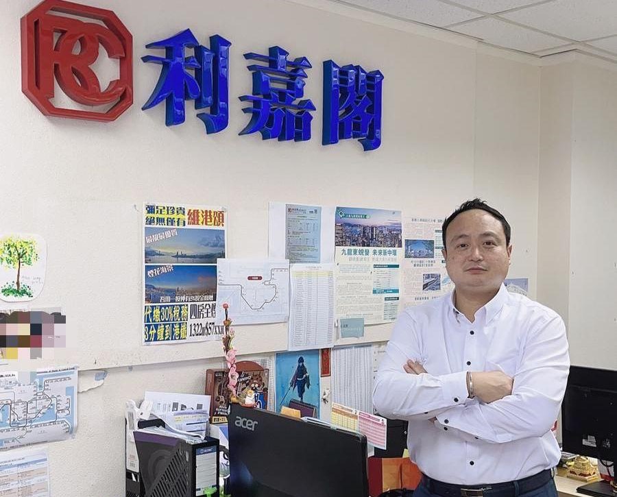 柏傲山中層3房戶2,750萬易手 「真盤源」揀啱心水 買家一見傾心即拍板 利嘉閣地產皇牌屋苑柏傲山分行分區經理梁啟豪(Ken Leung)表示,該行A組客戶董事陳建豪(Darren)新 undefined