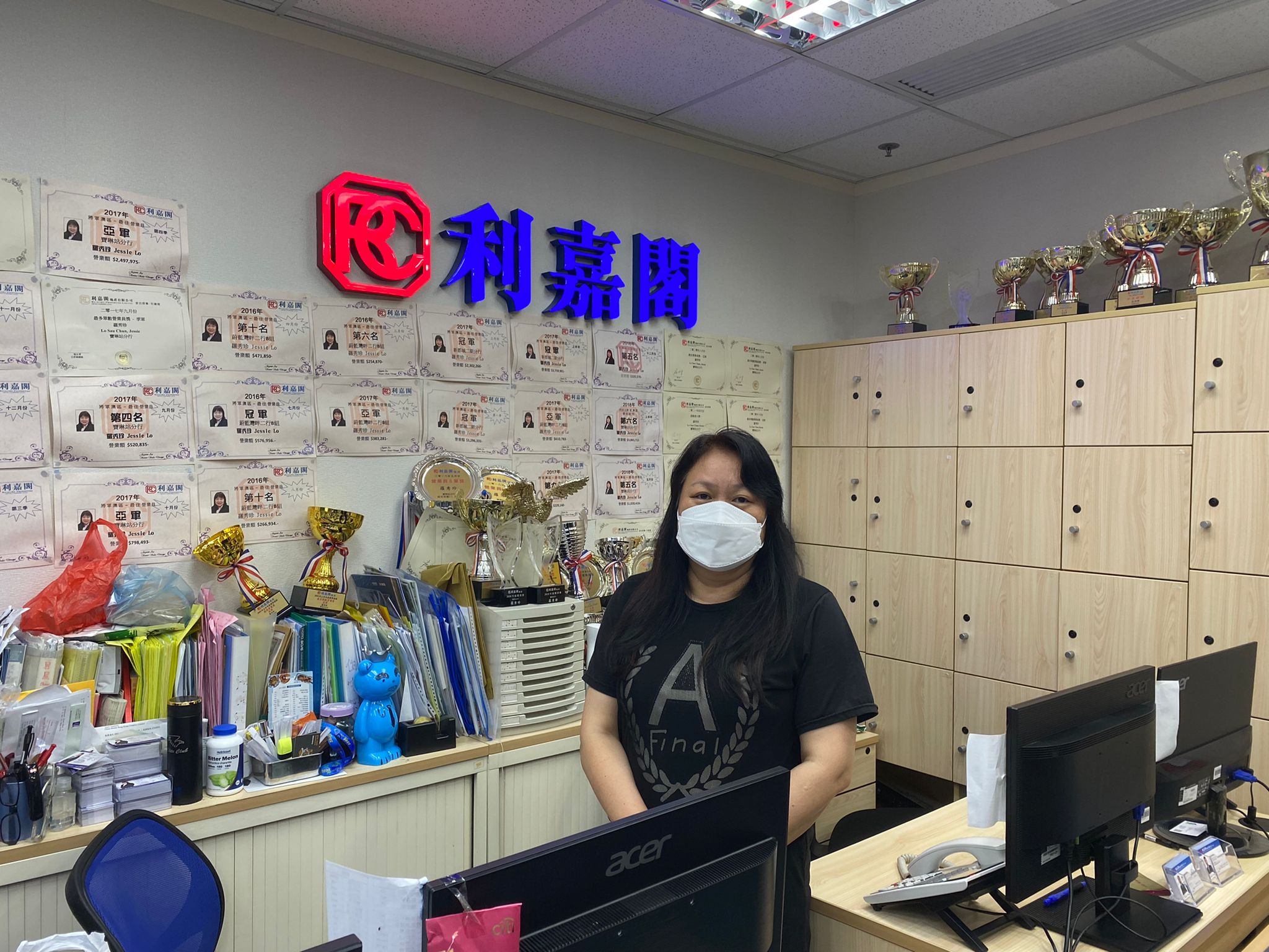 新都城一期低層兩房635萬易手 實呎價逾1.7萬 本月暫錄3成交 利嘉閣地產皇牌屋苑寶琳站分行首席聯席董事徐浩煇(Edmond)表示,該行精英高級資深客戶董事羅秀珍(Jessi undefined