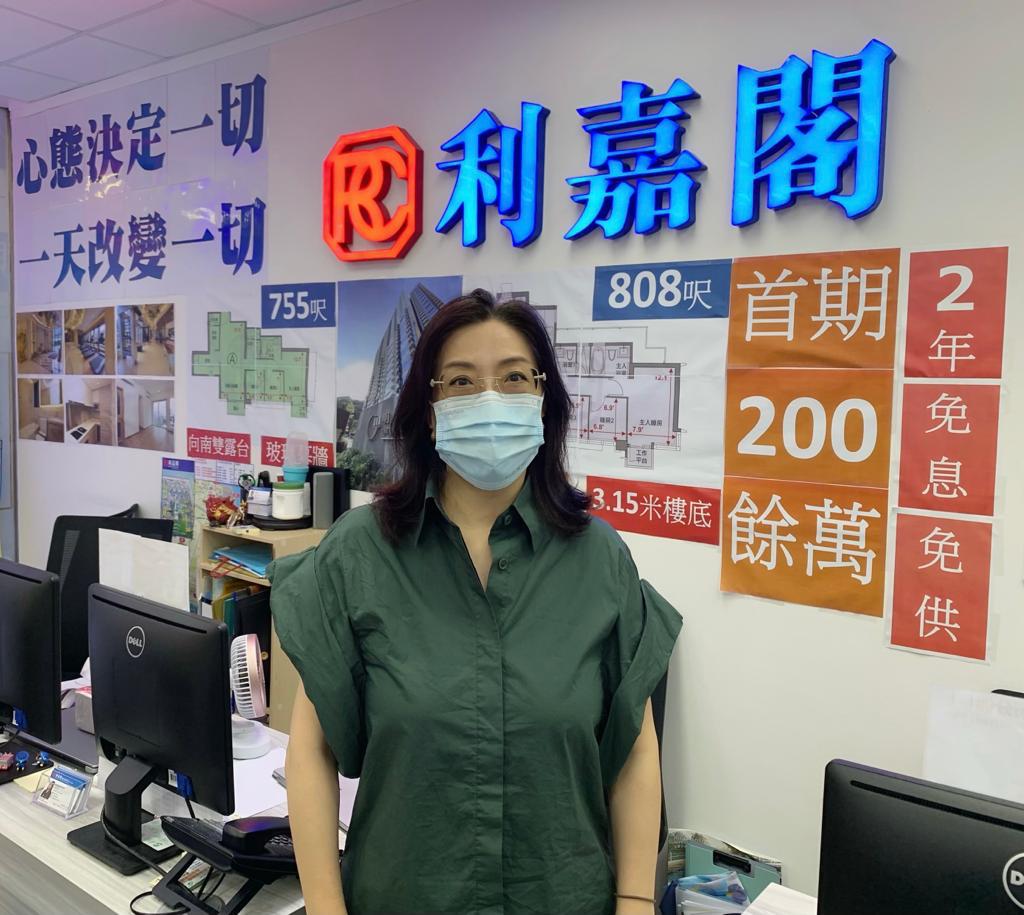 伟景花园三房自由市场716万成交 租客靠「真盘源」搵楼 成功「升呢」做业主 利嘉阁地产皇牌屋苑葵青-青衣站分行经理梁均耀(Wilson)表示,该行客户主任李越男(Nancy)新近促成青衣 undefined