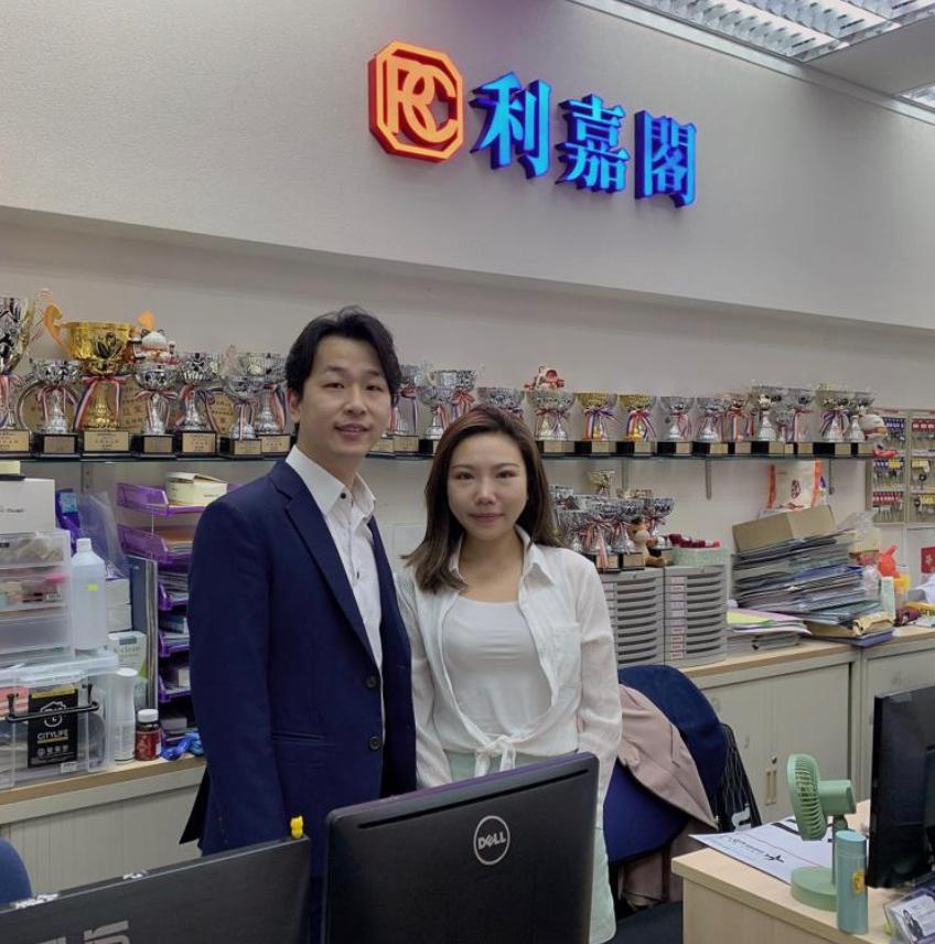 维景湾畔两房户908万沽 少有连露台单位 尺价16,722元 利嘉阁地产皇牌屋苑将军澳分行首席联席董事潘佳彬(Ivan)表示,该行旗下精英高级客户经理杨艳芬(Fanny)新 undefined