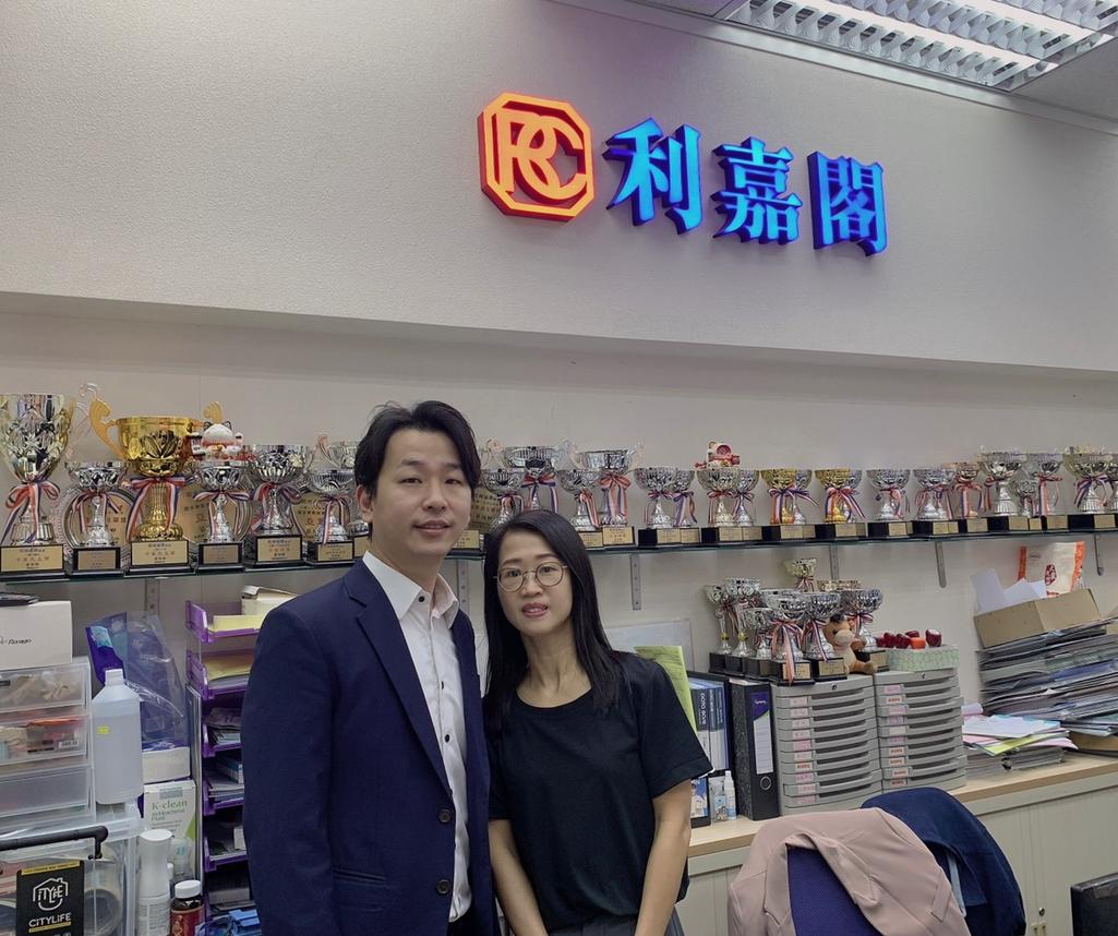 廣明苑三房戶未補價550萬沽 持貨24年 帳賺逾425萬離場 利嘉閣地產皇牌屋苑將軍澳分行首席聯席董事潘佳彬(Ivan)表示,該行旗下精英高級客戶董事林蔚瑜(Mandy)新 undefined