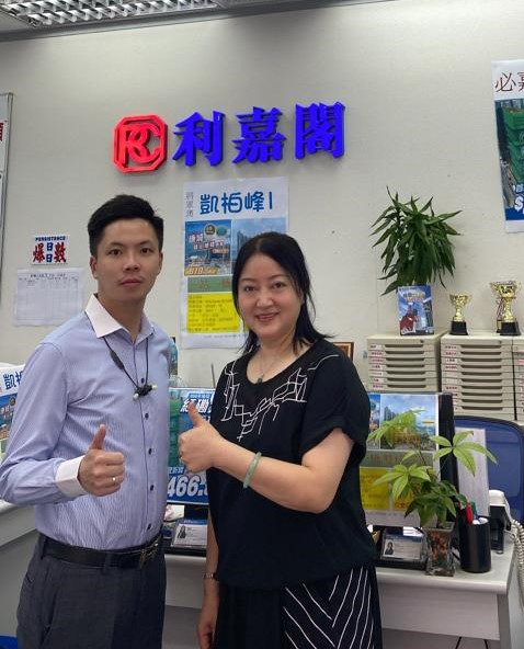 牵晴间三房套705万易手 尺价12,304元 本月暂录5成交 利嘉阁地产皇牌屋苑花都广场分行(A组)分区经理洪文锋(Matthew)表示,该行精英客户经理凌白沙(Sasa) undefined