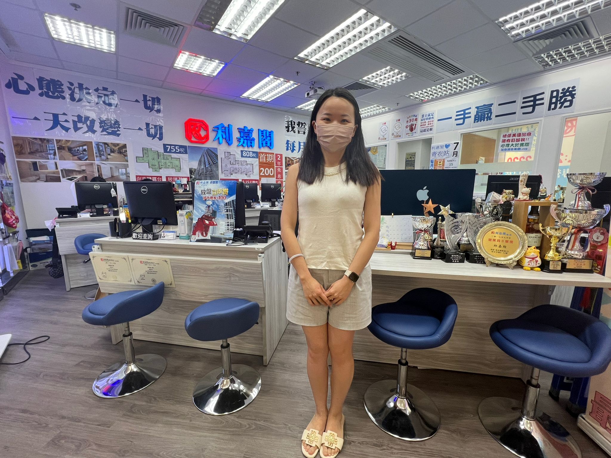盈翠半岛三房套1,168万易手 5年赚168万 靠「真盘源」VR360了解 无睇楼成交 利嘉阁地产皇牌屋苑青衣盈翠半岛一行资深客户董事萧浩麟(Kenny)表示,该行旗下精英副经理邱嘉殷(Rivka) undefined