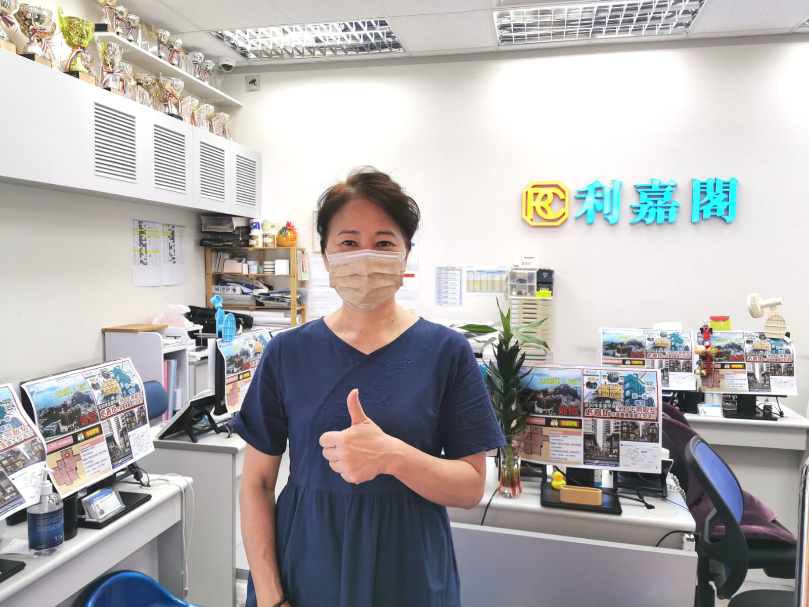 高尔夫.御苑开放式户月租1万 尺租逾36元 一手业主享回报2.7厘 利嘉阁地产皇牌屋苑上水中心1行高级联席董事黄静颜(Yen)表示,该行客户经理李贵珍(Kathy)近日促成粉岭高 undefined