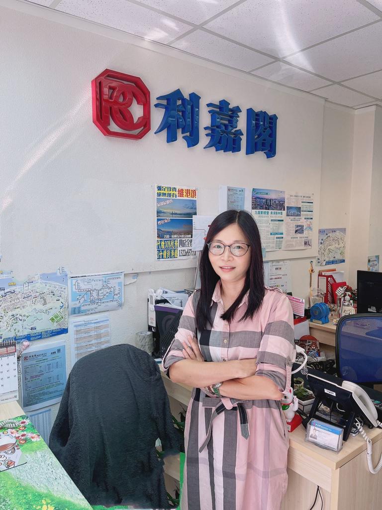 炮台山月明楼两房14,000元租出 客人用「真盘源」觅得港铁沿线心水租盘 利嘉阁地产皇牌屋苑柏傲山分行分区经理梁启豪(Ken Leung)表示,该行B组客户董事霍漫乔(Rachely) undefined