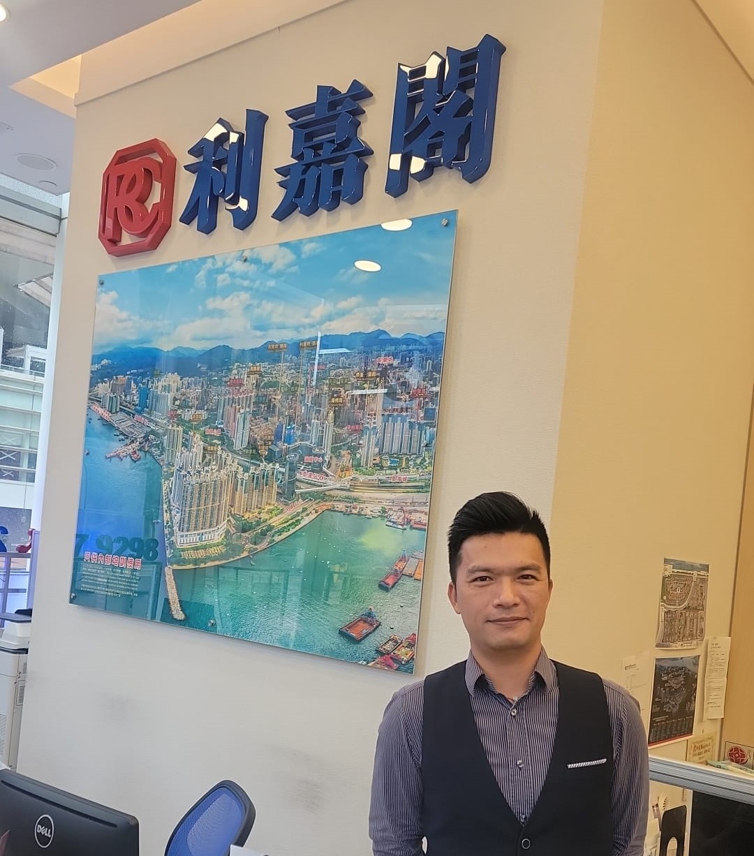 海桃湾三房套1,810万易手 外望醉人维港海景 尺价22,882元 利嘉阁地产皇牌屋苑奥运站-帝峯皇殿一行甘尚德(Kam)表示,该行客户经理邓达坤(DK)新近促成大角咀指标屋苑海 undefined