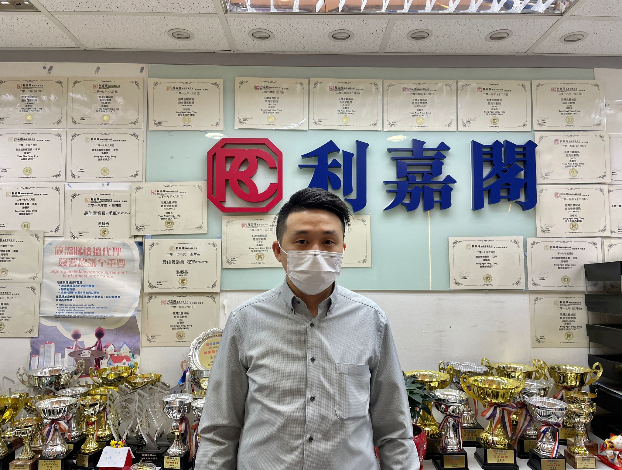 愉景新城兩房月租14,500元 外望寫意山景 呎租29.9元 利嘉閣地產皇牌屋苑愉景新城分行營業董事陳潤琪(Ken)表示,該行資深客戶董事湯藝英(Tong)及客戶主任陳浩勤 undefined
