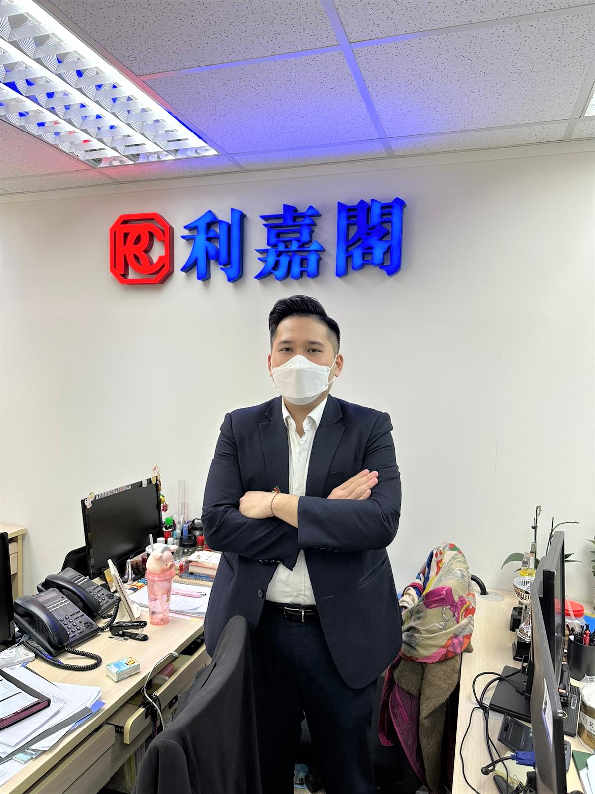 跑馬地山村大廈三房月租23,000元 「真盤源」揀啱心水租盤 靚價租實用大單位 利嘉閣地產希慎道分行A組分區董事梁國樑(Stephen)表示,該行高級客戶董事楊卓文(Jason)新近促成跑馬 undefined