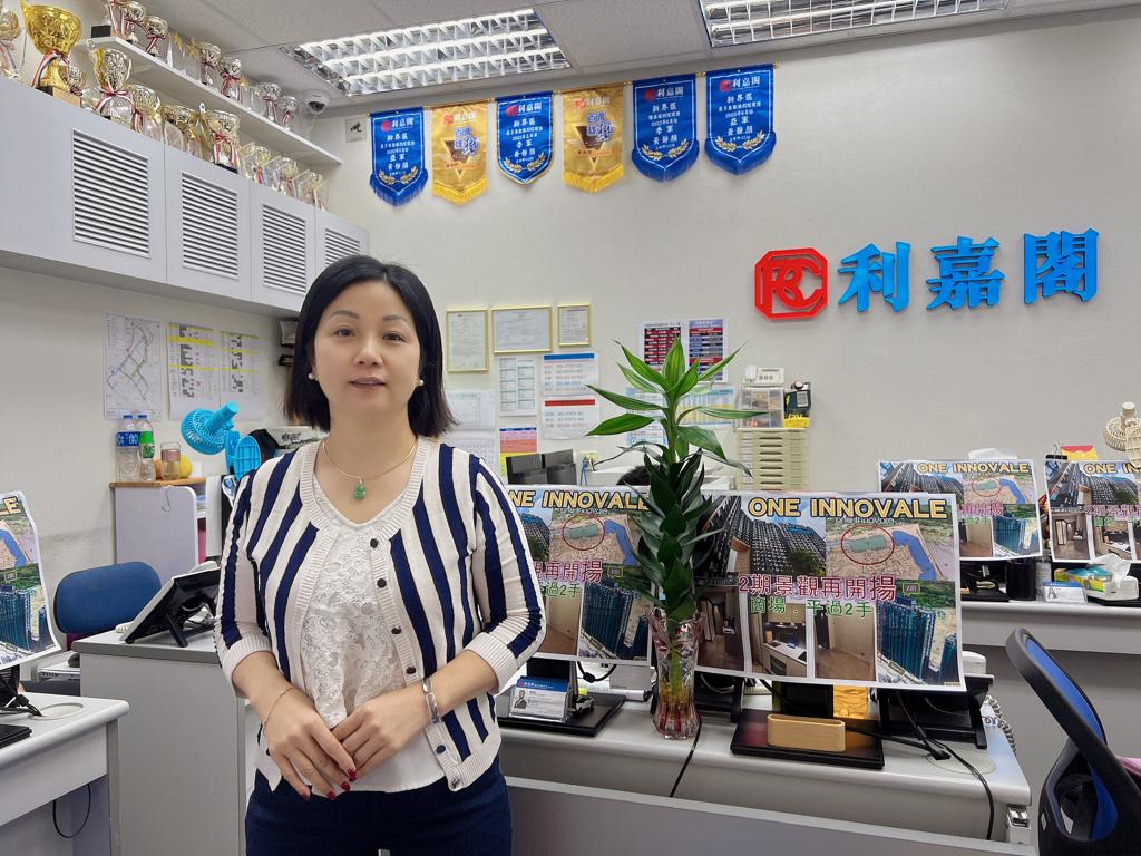 碧湖花園山景兩房月租11,500元 暑假過後租盤短缺 租客經「真盤源」即睇即簽 利嘉閣地產皇牌屋苑上水中心1行高級聯席董事黃靜顏(Yen)表示,該行客戶董事李洪(Fiona),新近促成粉嶺碧 undefined