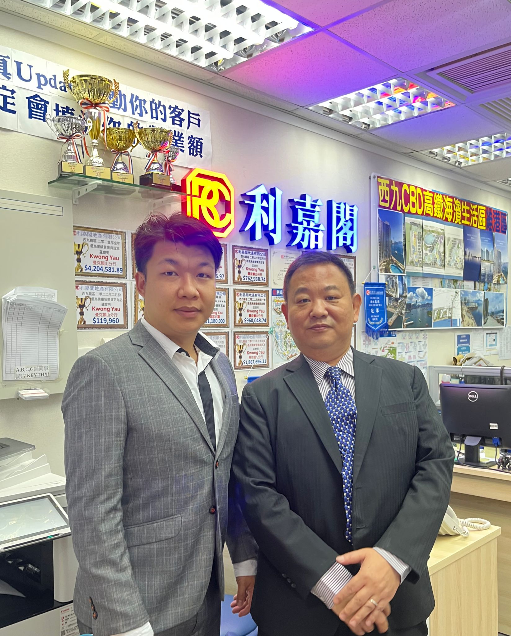 清麗苑兩房單位租13,500元 業主享5.7厘回報 「真盤源」獨家代理筍盤 買家一見傾心 利嘉閣地產新西九龍豪宅(西九龍)分區董事陳鴻信(Honson)表示,曼克頓山分行副經理張展華(Vincent) undefined