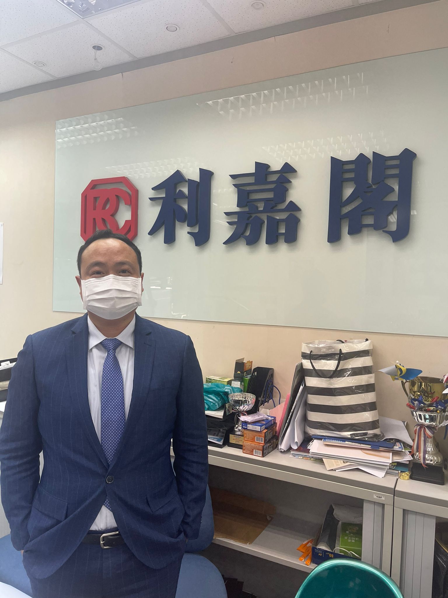 炮台山富澤花園3房套1,000萬成交 鍾情港鐵沿線物業 「真盤源」覓理想居所 利嘉閣地產北角及北半山高級分區經理梁啟豪(Ken Leung)表示,柏傲山分行A組客戶董事陳建豪(Darren undefined