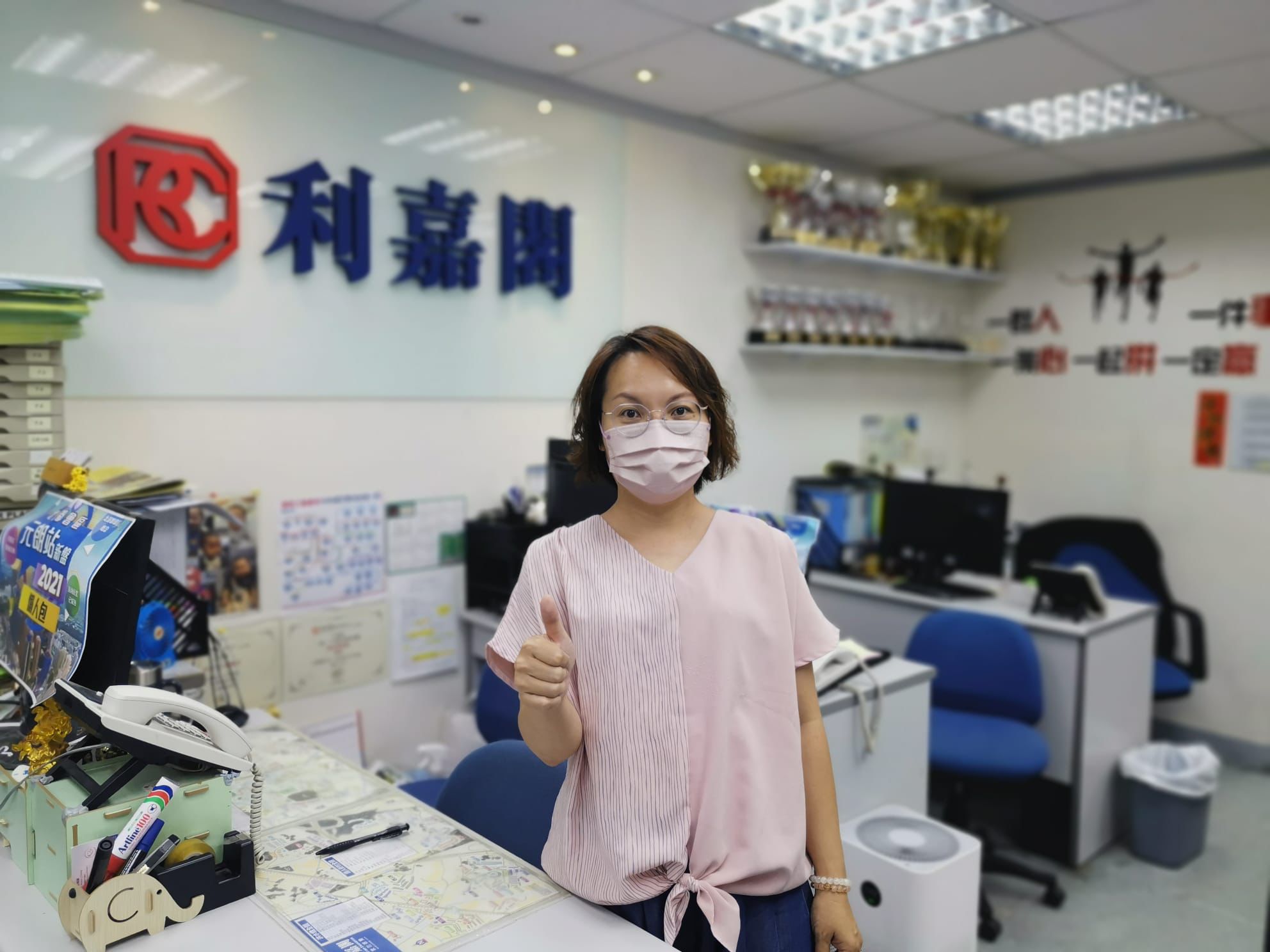 采葉庭600萬沽 持貨4年蝕讓離場 新買家看好元朗區發展 「真盤源」助覓筍盤 利嘉閣地產又新街一行市務經理鄭栢恒(Ken)表示,該行高級客戶經理王明恩(Ellie)新近促成元朗采葉庭10座 undefined