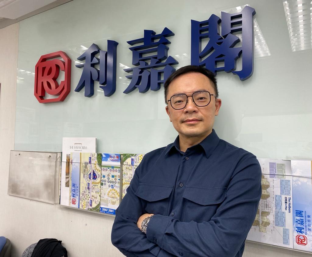 太古城富山閣兩房月租16,800元創新低 實呎租28元 業主享回報達7.9厘 利嘉閣地產栢蕙苑分行助理營業董事丁培鴻(Sam)表示,該行高級客戶董事黃俊雄(Edmond)新近促成太古城富山 undefined