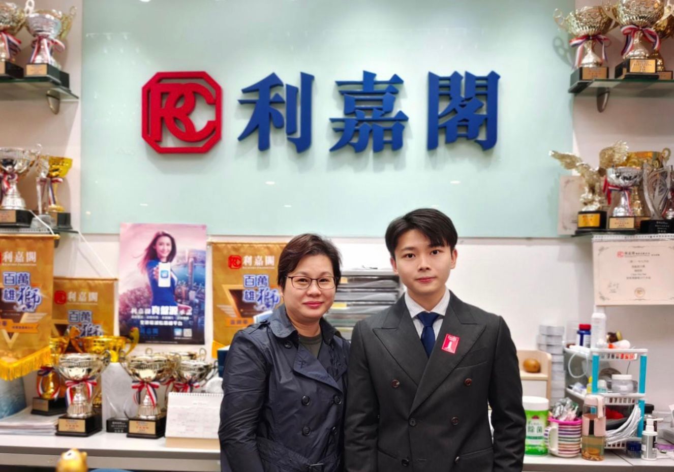 街坊客500万买和明苑未补价三房 尺价7,825元 23年升值3.3倍 利嘉阁地产皇牌屋苑将军澳(将军澳广场)首席分区董事梁敬严(Alvin)表示,将军澳广场分行高级联席董事温锦华( undefined