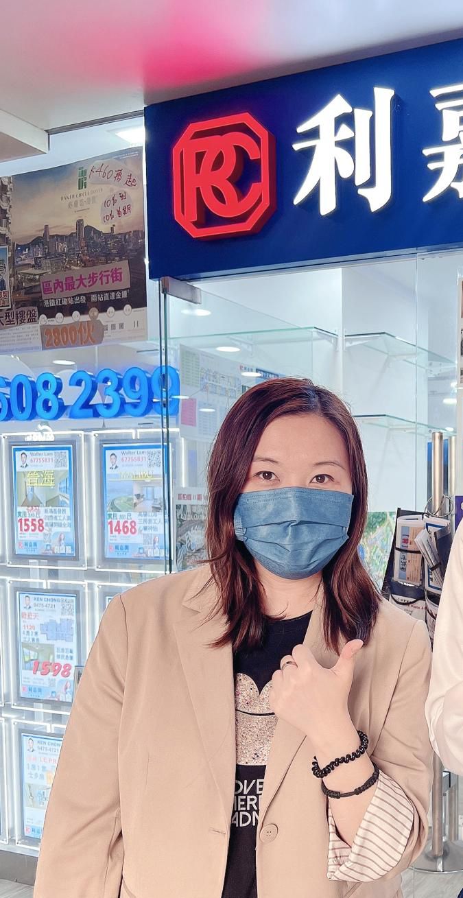 領都四房套952萬易主 呎價再穿萬元 區內客「真盤源」覷準時機 搶購筍盤 利嘉閣地產將軍澳(坑口區)分區經理蔡庭勇(Allen)表示,康城站分行物業顧問葉慧珍(Sa)新近促成將軍澳日出 undefined