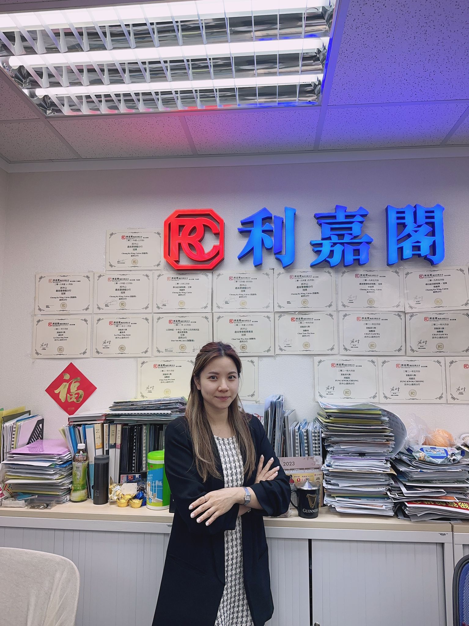 辉煌台两房750万沽 升值逾9成 锺情西半山 透过「真盘源」觅安乐窝 利嘉阁地产西半山蔚然分行首席联席董事张嘉荣(Calvin)表示,该行客户董事陈艳华(Jenn)新近促成罗便臣道 undefined