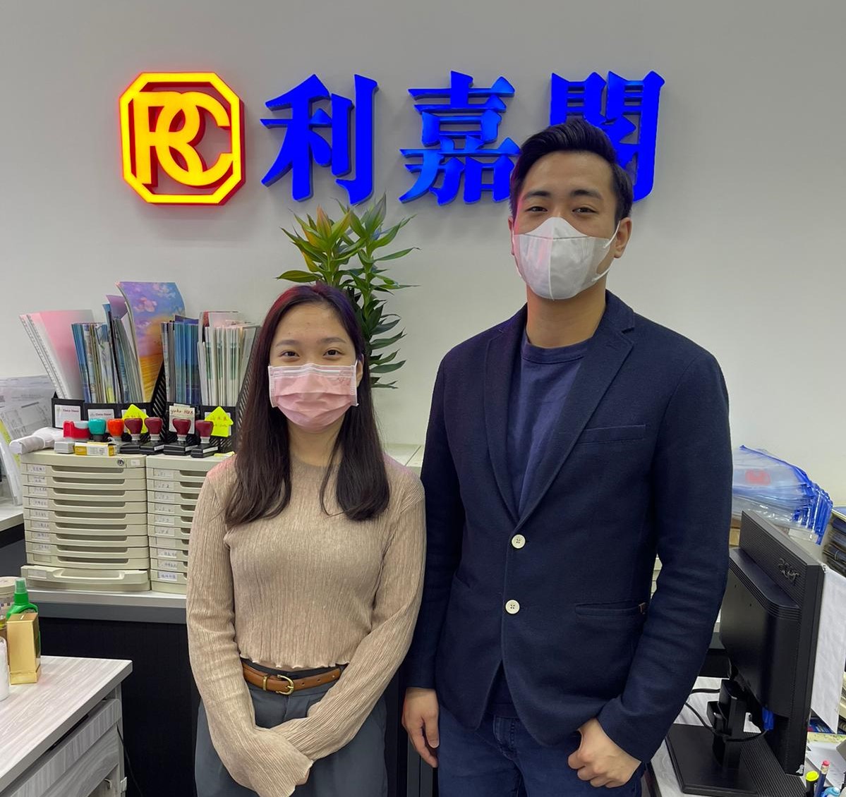 綠楊新邨山景兩房540萬沽 呎價12,135元 金融海嘯期間入貨 至今升值2.3倍 利嘉閣地產映日灣分行高級聯席市務董事黃偉樂(Vincent)表示,該行高級客戶經理楊卓倫(Sam)以及營業及市 undefined