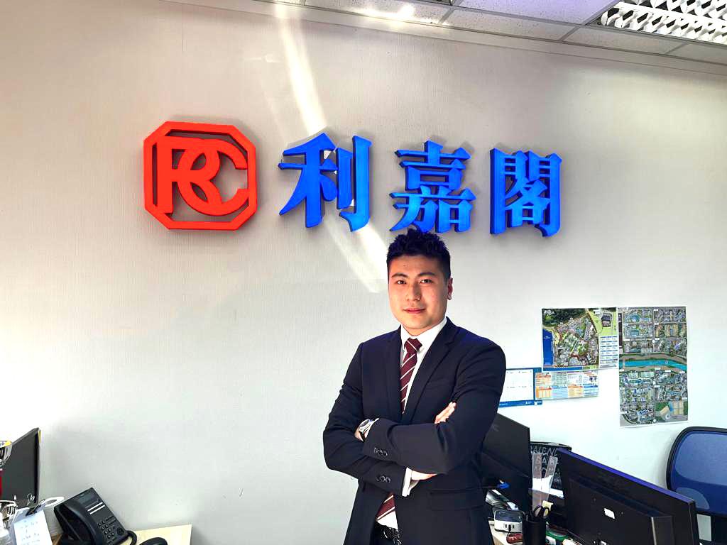 瀚名一房月租17,000元 呎租52.8元 一手業主購入半年 即享2.6厘回報 利嘉閣地產畢架山分行聯席董事楊家寶(Alex)表示,該行客戶主任王俊傑(Mato)新近促成何文田瀚名低層B室的 undefined