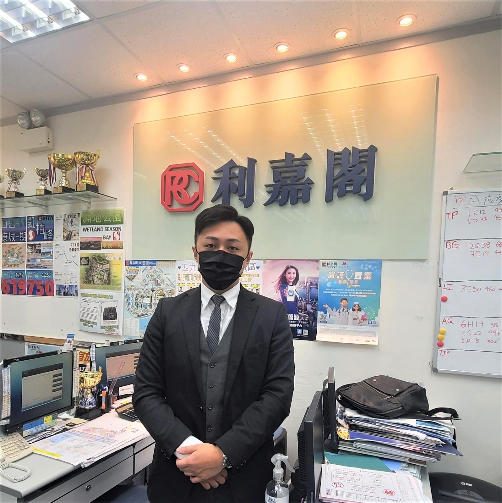匯璽一房半735萬沽 呎價21,000元 「真盤源」搵樓多時 趁低位搶購心儀筍盤 利嘉閣地產宇晴軒分行高級經理陳炳南(Bosco)表示,新近促成匯璽2A期1B座高層E室的二手成交個案。單位實用 undefined