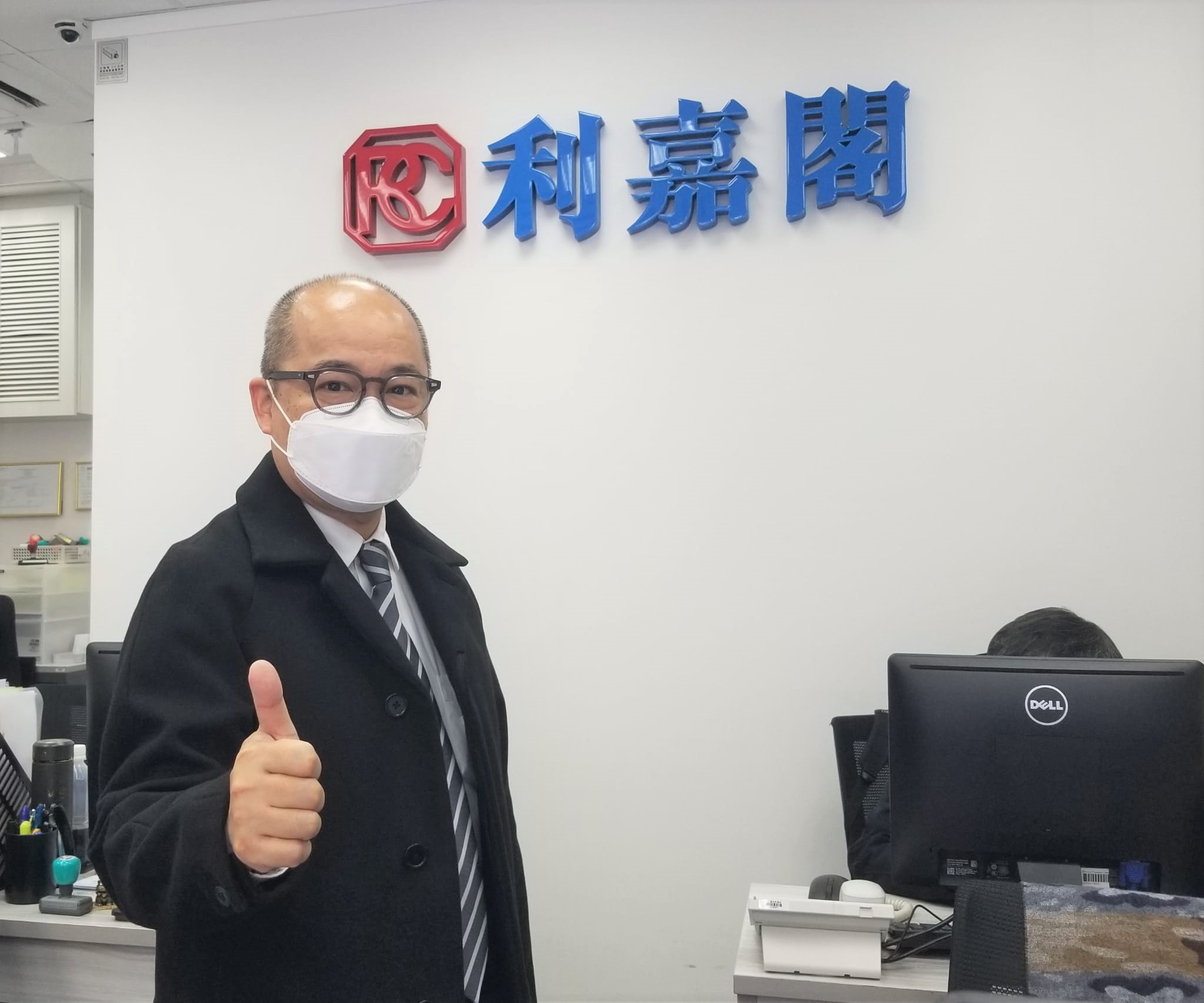 維景灣畔低層兩房730萬成交 呎價14,147元 業主帳賺逾4球 物業升值1.5倍 利嘉閣地產海茵莊園分行高級經理黃珉晟(Willy)表示,該行客戶董事陳克敦(Peter)新近促成維景灣畔1座低 undefined
