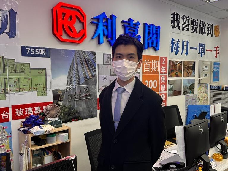 租客榮升業主 428萬購美景花園兩房 呎價10,673元 7年升值32萬 利嘉閣地產葵青-青衣站分行經理梁均耀(Wilson)表示,該行客戶經理利志文(Manson),新近促成青衣美景 undefined