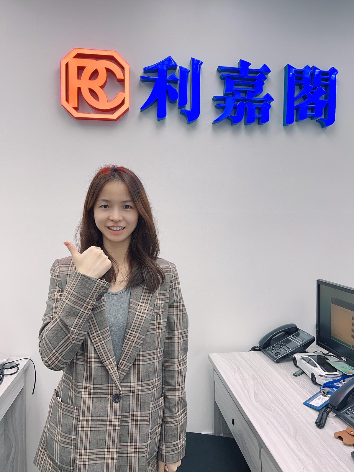 大坑瑞士花园三房套2,000万沽 尺价15,810元 区内客真盘源觅笋盘 即时还价500万成交 利嘉阁地产跑马地礼顿山分行联席董事刘玉麟(Ivan)表示,受惠於通关利好消息,该行客户主任李莉筠(Cherry undefined