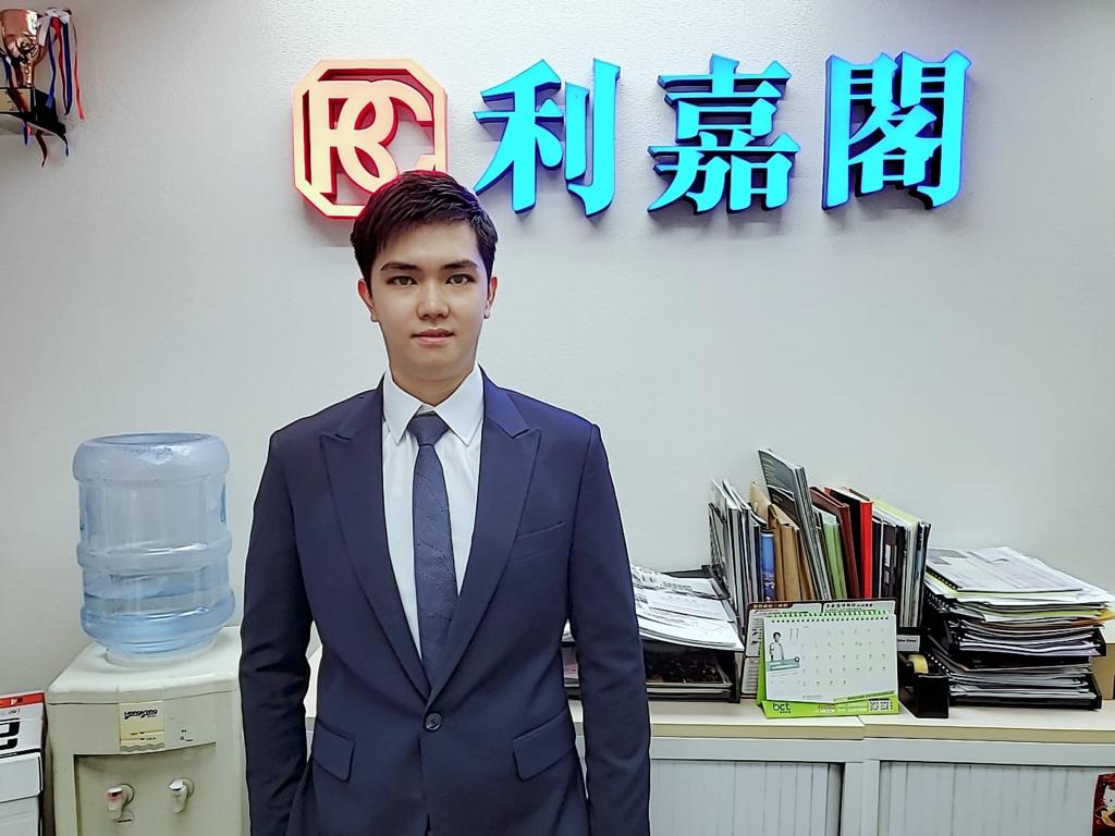 雍景台三房套2,180万成交 尺价19,552元 区内分支家庭客把握时机 甫通关即扑鎚入市 利嘉阁地产西半山-罗便臣道分行助理分区董事邓惠源(Ricky)表示,该行物业顾问邓焯淳(Jason)新近促成雍 undefined