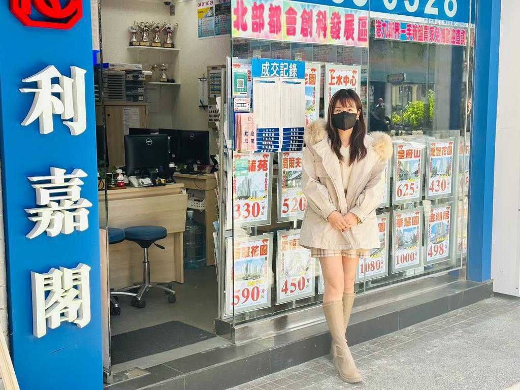 粉岭中心三房套560万易手 尺价10,916元 市况回暖 买家火速拍板无迟疑 利嘉阁地产上水龙丰分行首席联席董事周雪雯(Emily)表示,该行高级客户经理赖钰霖(Lam Lam)新近促成粉 undefined