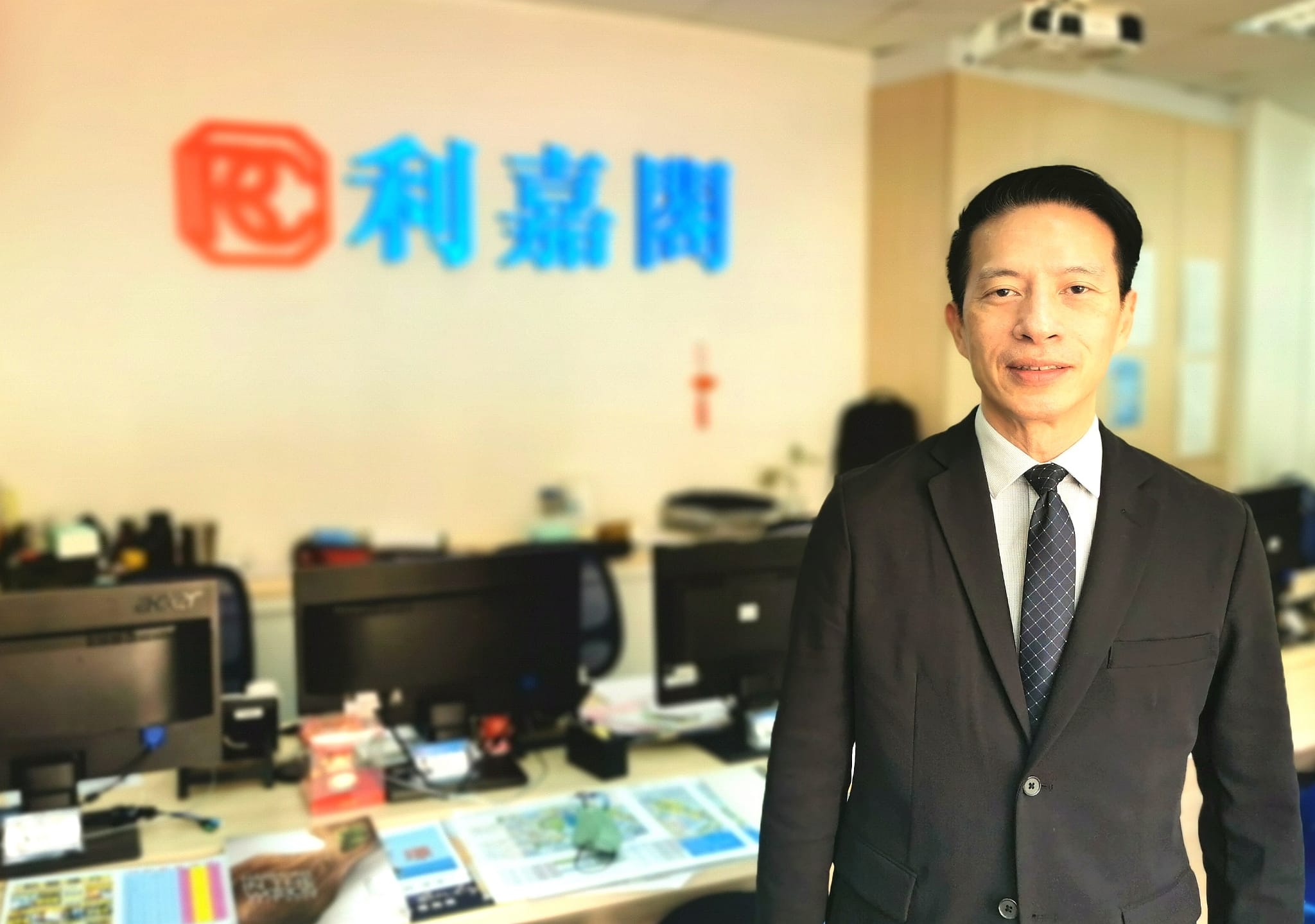 Savannah 河景两房「意头价」888万易手 尺价18,462元 一手业主7年帐赚3球 利嘉阁地产将军澳首席分区董事温锦驹(Ken)表示,天晋分行高级客户经理吴国刚(KK)新近促成将军澳SAVANN undefined