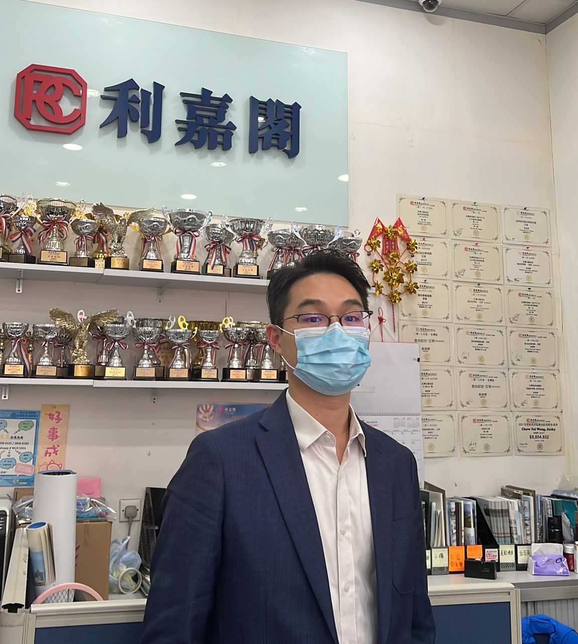 環宇海灣銀主盤660萬沽出 低市價約一成 呎價13,693元 9年升值33% 利嘉閣地產荃灣-萬景峯C組分行助理分區經理周煇宏(Jacky)表示,該行高級客戶董事黃水申(Kelvin),新 undefined