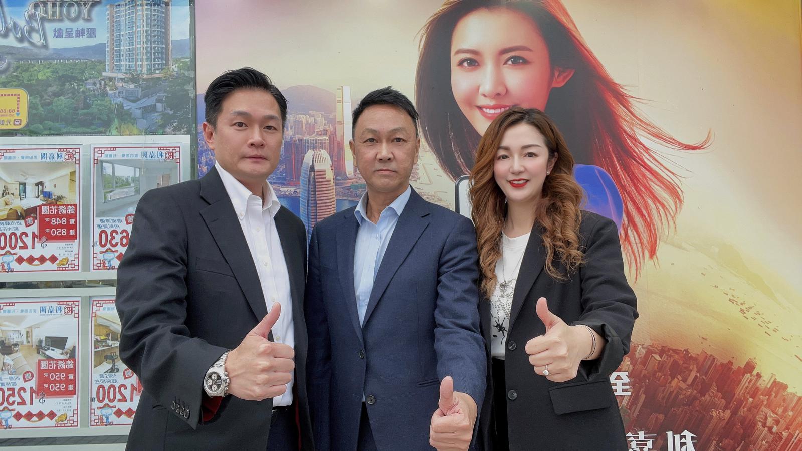 锦綉花园1,066.8万成交 尺价12,610元 家庭客锺情花园独立屋 见楼市向好火速入市 利嘉阁地产锦绣加州分行首席分区董事文锦璋(Ron)表示,该行旗下客户经理罗伟立(Toby)及客户经理董海霞(S undefined