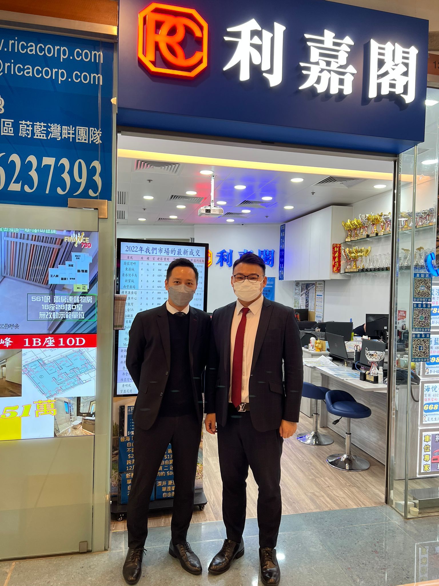寶盈花園未補價兩房406.5萬易手 呎價9,520元 一手業主22年賺335.5萬 升值4.7倍 利嘉閣地產蔚藍灣畔二行B組經理鄭啟聰(Kason)表示,該行物業顧問王健鵬(Dicky)最新促成將軍澳居屋寶盈 undefined
