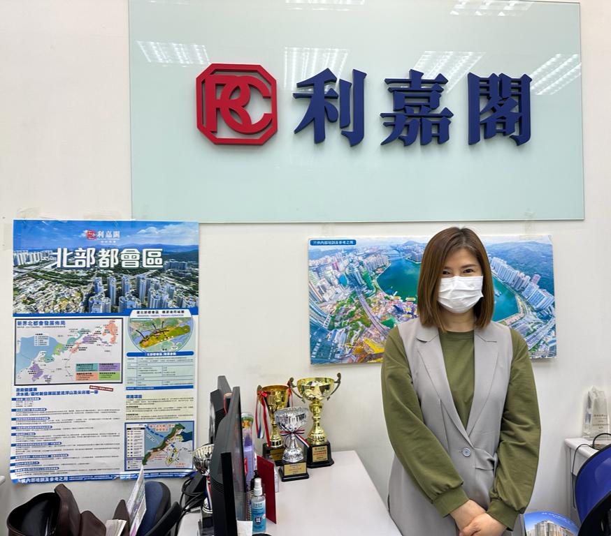 韵涛居海景三房套965万易手 尺价13,076元 原业主04年340万低位入市 大赚1.8倍离场 利嘉阁地产荃湾-丽城分行助理分区董事李佩珍(Janet)表示,荃湾-愉景新城分行资深客户董事王晓霞(Jessi undefined
