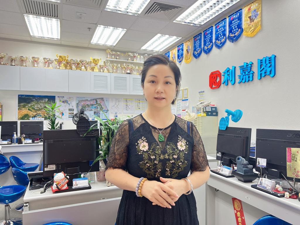 公屋客258萬購旭埔苑兩房成功上車 呎價4,725元 1983年以13.17萬入市 40年升值18.6倍 利嘉閣地產上水中心1行首席聯席董事黃靜顏(Yen)表示,該行客戶董事李洪(Fiona)新近促成上水居屋旭埔苑C undefined