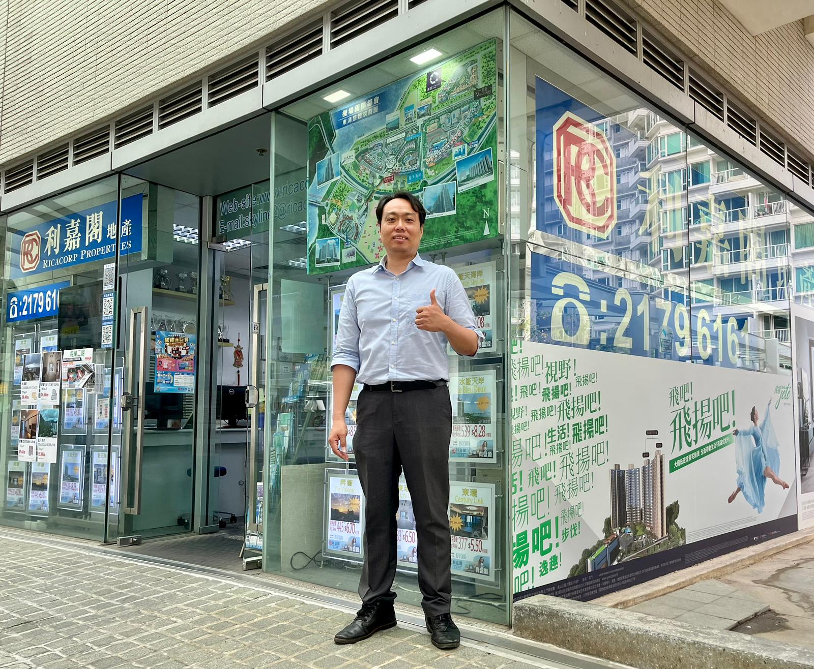 東涌影岸‧紅三房套955萬成交 業主持貨近5年 微賺55萬 利嘉閣地產東涌區營業董事劉俊傑(Ken)表示,水藍天分行高級資深客戶董事翁勇(Thomas)新近促成東涌藍天海 undefined