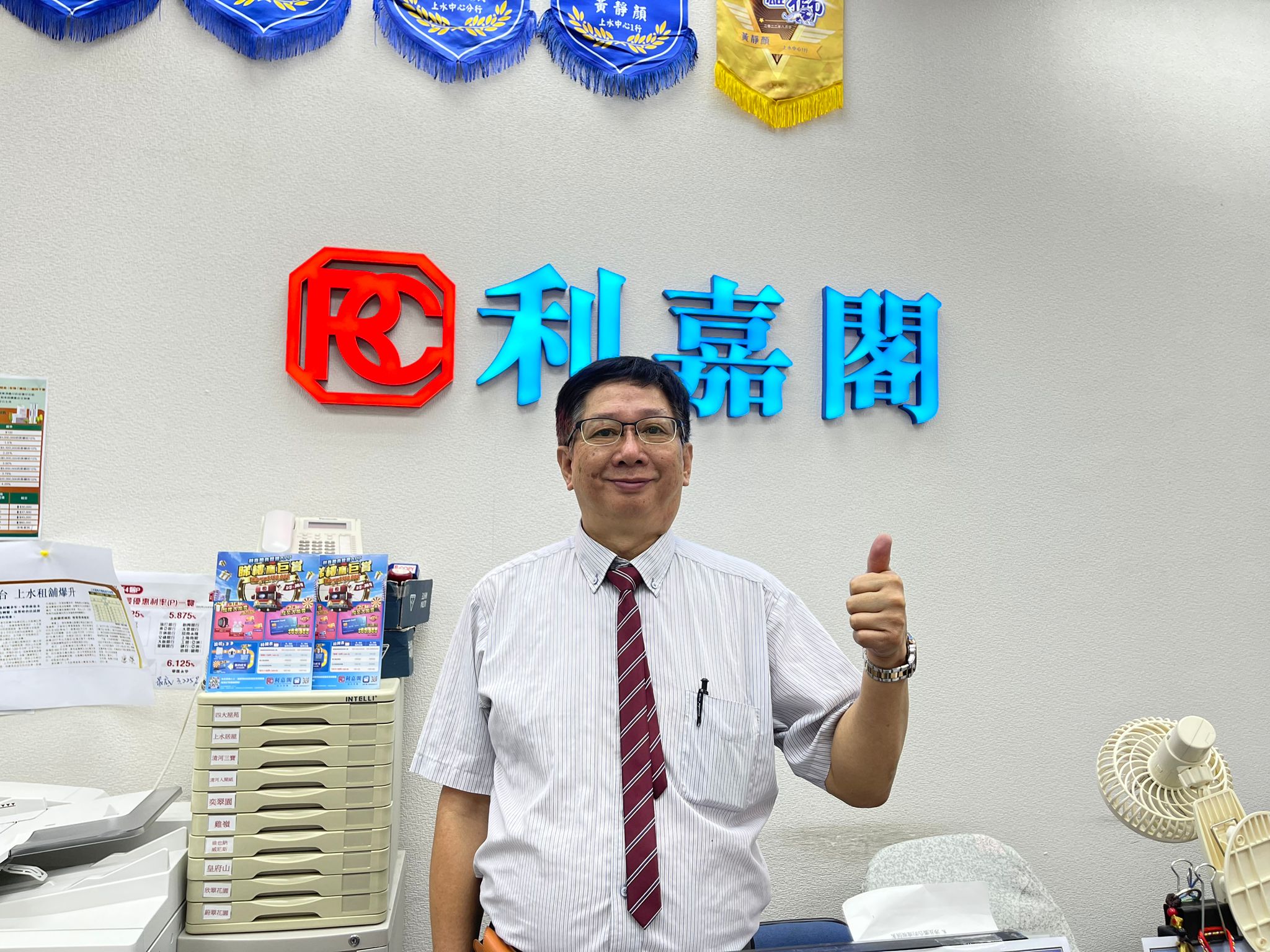 龙丰花园两房430万沽 尺价13,190元 长情业主持货33年 帐赚6.2倍离场 利嘉阁地产上水中心分行首席联席董事黄静颜(Yen)表示,该行高级客户经理黄文奇(Jackie)新近促成上水龙丰 undefined