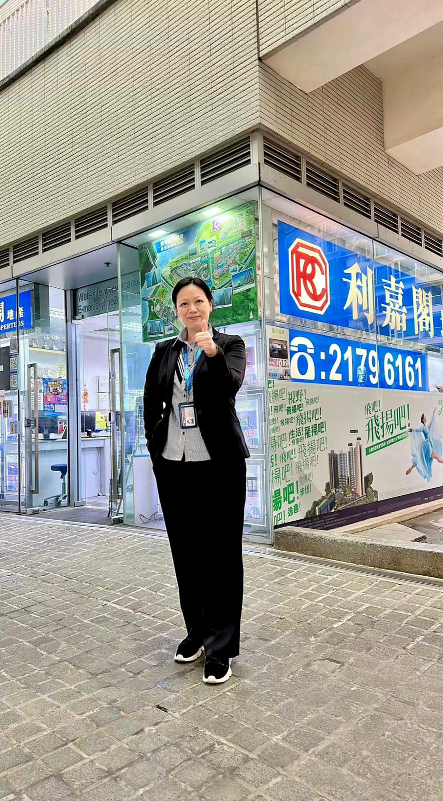 藍天海岸「鳳凰樓」大兩房856萬成交 代理風雨交加澳門送訂 憑誠意替客人搶筍盤 利嘉閣地產東涌區營業董事劉俊傑(Ken)表示,水藍天分行客戶董事林妙芝(Gigi)新近促成東涌藍天海岸影岸‧紅 undefined