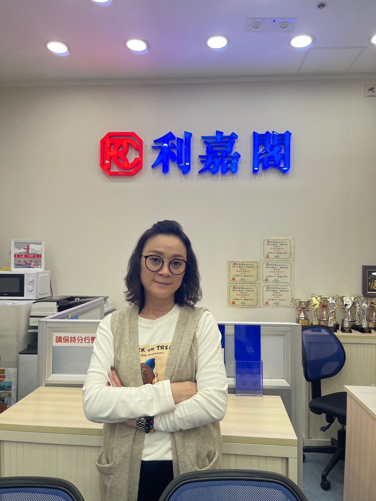 奧柏御峰開放式戶453萬易手 呎價17,159元 業主持貨8年 帳賺14.7萬離場 利嘉閣地產柏景灣分行首席聯席董事蔡詠詩(Maggie)表示,該行客戶董事蔡詠儀(Wing) 新近促成大角咀奧柏 undefined