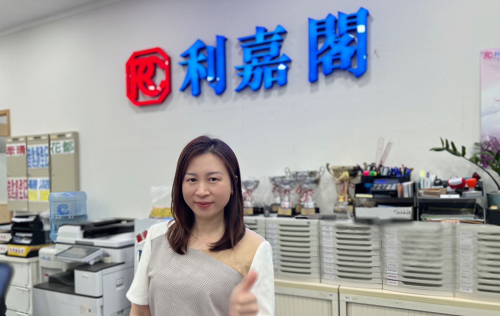 粉岭居屋景盛苑本月首开斋 未补价两房320万沽 尺价六千有找 利嘉阁地产牵晴间分行(B组)高级经理罗富钦(Arthur)表示,该行客户董事汤惠凝(Tinie)新近促成粉岭景 undefined