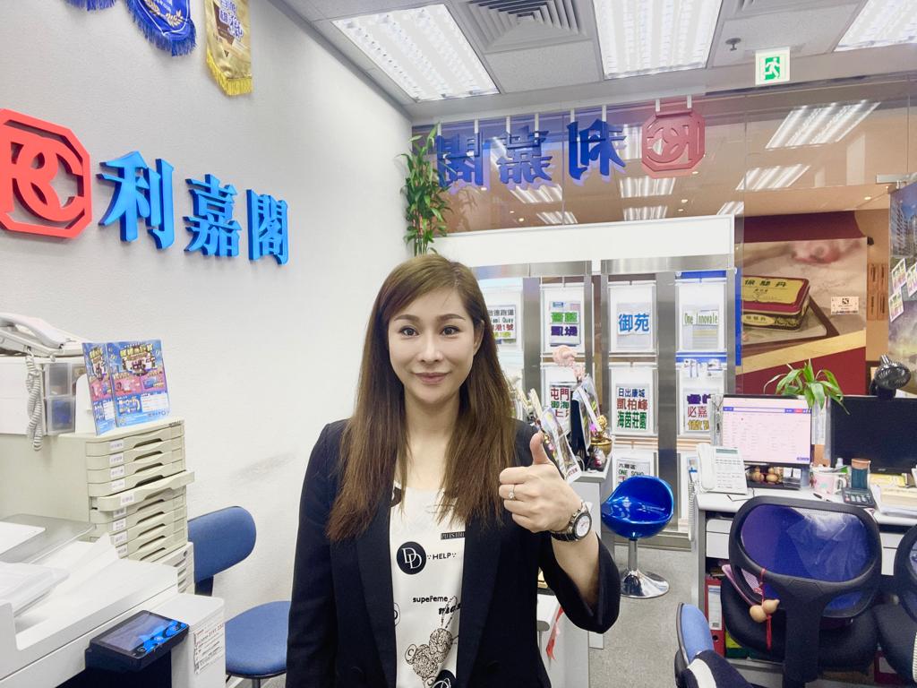 逸峯兩房13,660元租出 實呎28.6元 市區客心儀粉嶺環境幽靜 睇樓一次即拍板 利嘉閣地產上水中心分行首席聯席董事黃靜顏(Yen)表示,該行物業顧問余莉(Candy)新近促成粉嶺逸峯2座高層 undefined