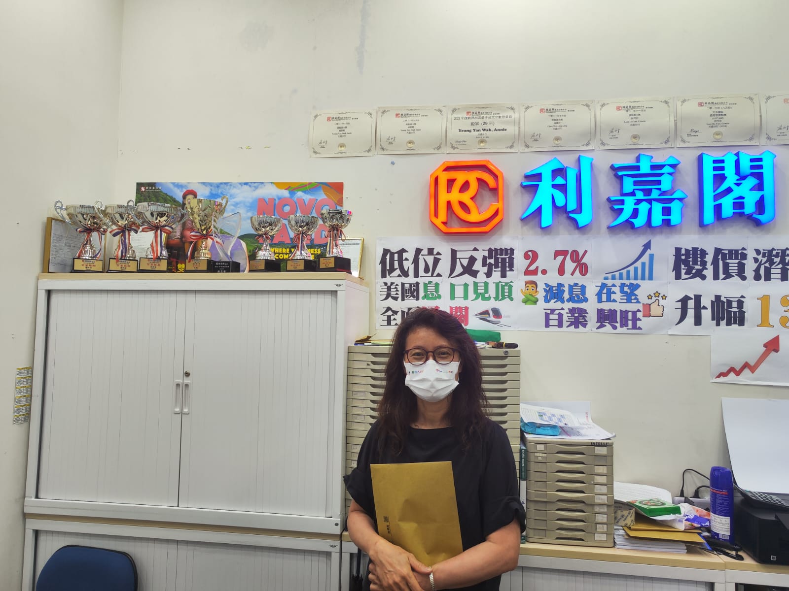 外区客383.8万购屏欣苑绿表两房 尺价约9,969元 一手业主5年赚逾两球 升值1.2倍 利嘉阁地产天盛分行经理萧启诺(Tony)表示,天盛分行高级客户经理杨恩华(Annie)新近促成天水围居屋屏欣苑 undefined