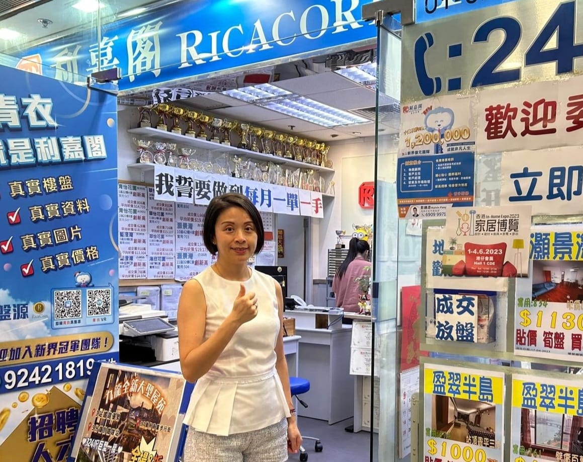 明翘汇三房累减36万 获区内客832万入市 一手业主4年帐赚逾半球 利嘉阁地产葵青-青衣机铁站分行高级市务经理萧浩麟(Kenny)表示,该行高级客户董事朱翠欣(Alice),新近 undefined