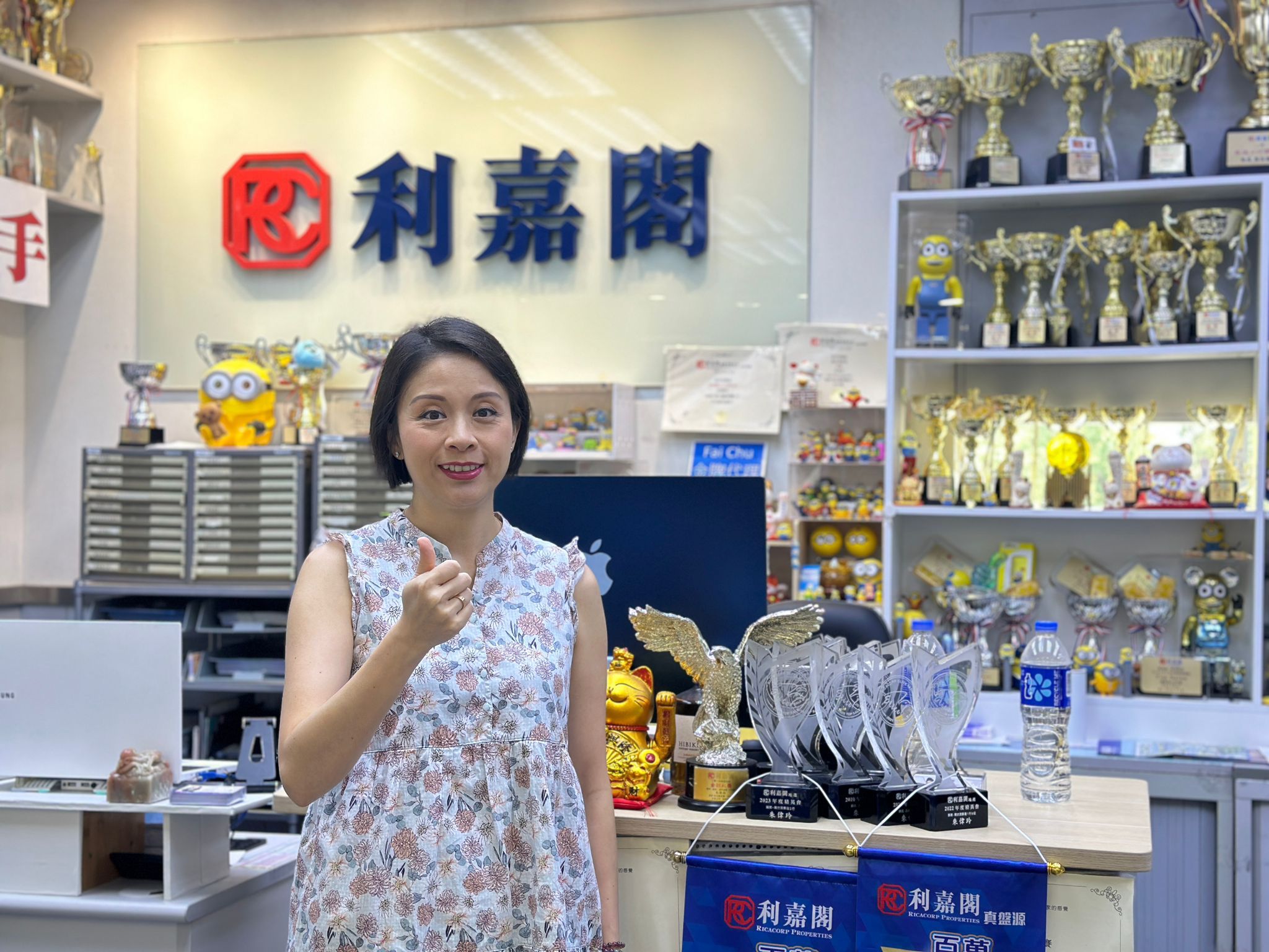 年輕夫婦502萬購青盛苑中層戶 呎價10,245元 業主持貨11年 物業升值1.2倍 利嘉閣地產葵青-青衣機鐵站分行高級市務經理蕭浩麟(Kenny)表示,該行高級客戶董事朱翠欣(Alice)新近促 undefined