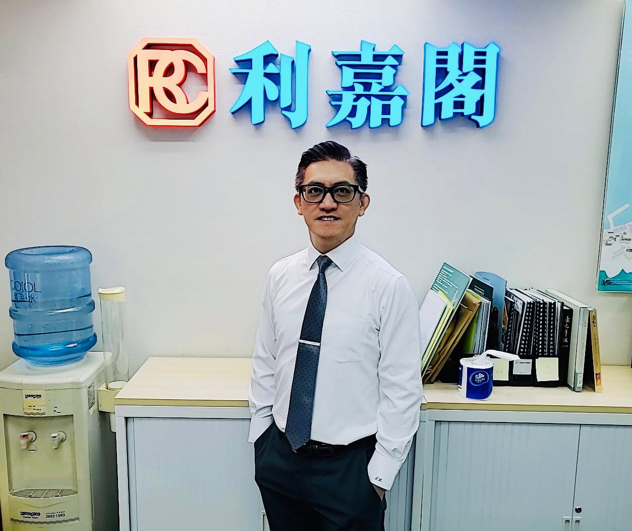 租客睇中鴨脷洲交通便利 斥1.7萬元月租富臨軒2房戶 業主享3厘租金回報 利嘉閣地產西半山羅便臣道分行助理分區董事鄧惠源(Ricky)稱,該行客戶主任劉偉雄(Joe)(圖)新近促成鴨脷 undefined