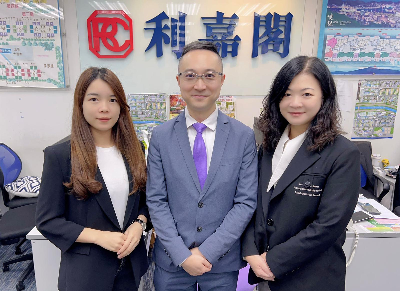 牛头角利基大厦1房户380万元沽 移民业主放盘逾年 累减两球终获承接 利嘉阁地产中九龙淘大一行高级联席董事鲍允中(Eric)(图中)称,该行客户主任董桂花(Grace)(图左)及刘 undefined