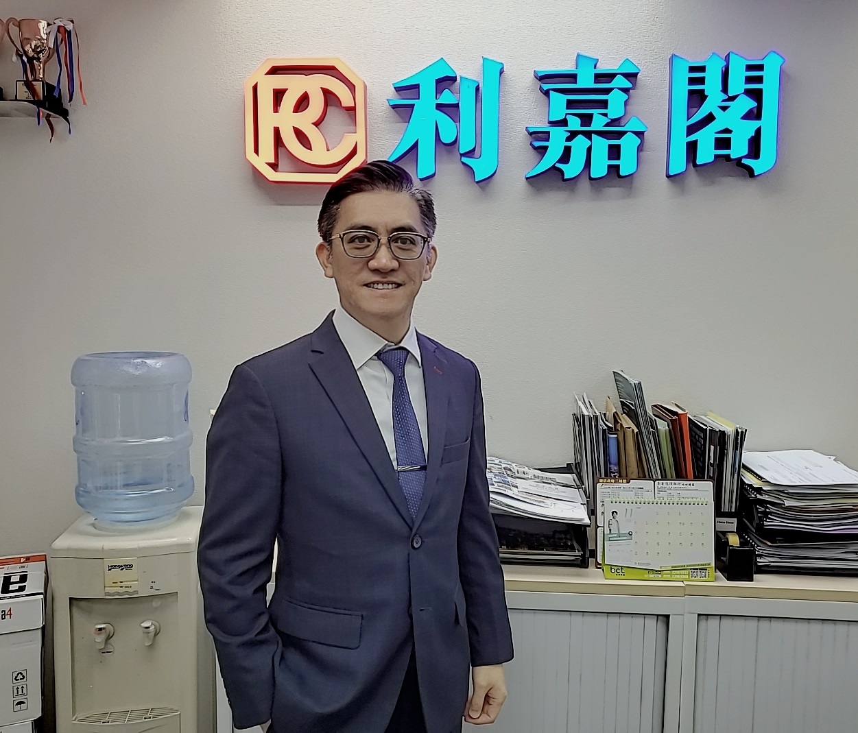 富景花园3房套月租3.05万元 业主享8厘租金回报 利嘉阁地产西半山罗便臣道分行助理分区董事邓惠源(Ricky)称,该行客户主任刘伟雄(Joe)(图)新近促成西半 undefined