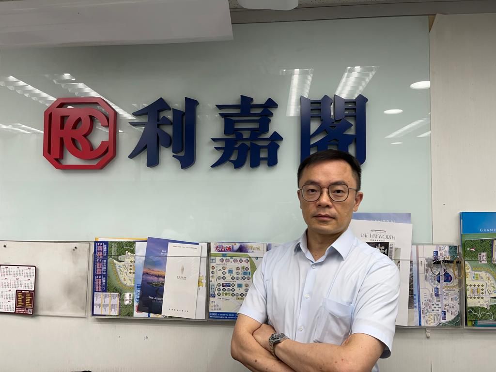 康景花园三房精装单位1.65万租出 业主1997年买入 现享租赁回报高达8.3厘 利嘉阁地产康怡区-栢蕙苑1行助理营业董事丁培鸿(Sam)表示,该行高级客户董事黄俊雄(Edmond)新近促成鰂 undefined